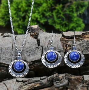 This elegant jewelry set features a silvery alloy design with synthetic blue stone accents. The set includes matching earrings and a necklace, perfect for adding a touch of vintage charm to any outfit. A timeless accessory for every occasion! 
